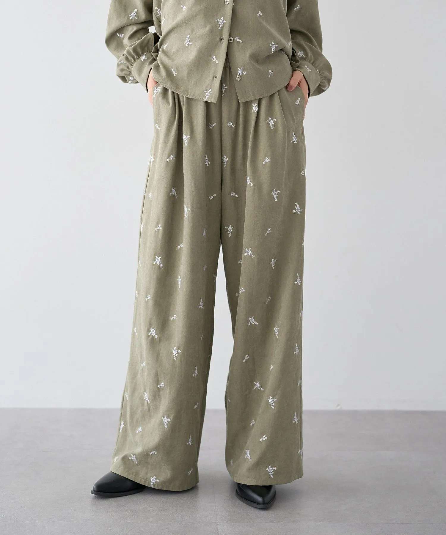 総刺繍リラックスストレートパンツ