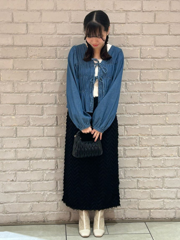 白やベージュの差し色でパッと明るい印象に|秋コーデ