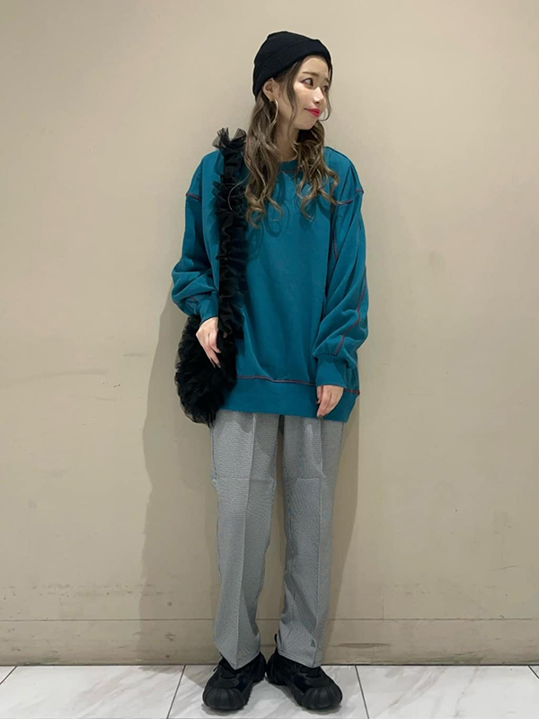 女性らしいコーデに抜け感を添えるオーバーサイズのデニムジャケット | 23度 服装