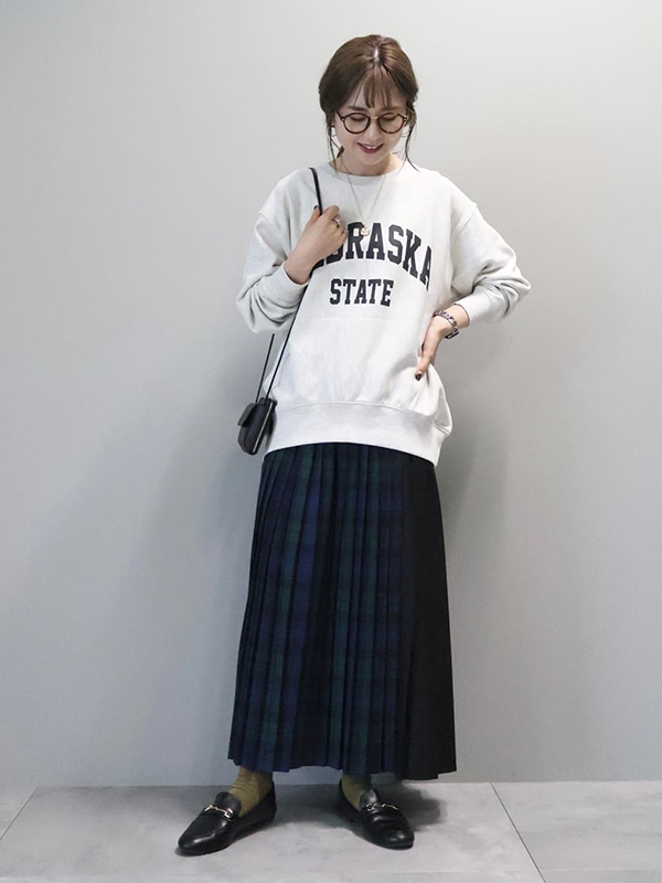 自然なスタイルアップを叶えるトレンド感抜群のコンパクトカーディガン | 23度 服装