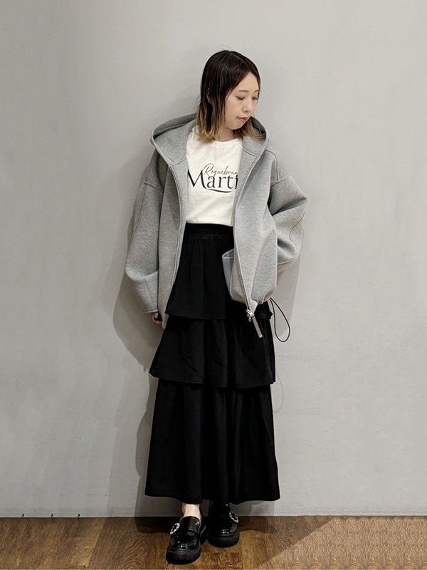 注目素材のベストをノースリーブ的に着こなす変化球トップスコーデ | 23度 服装