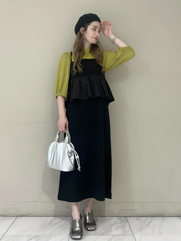 旬小物やデザイン性の高いアイテムをミックスさせた洗練Tシャツスタイル | 23度 服装