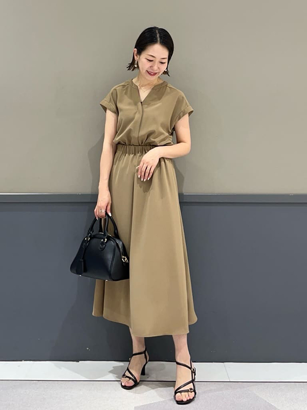 シアー素材で軽やかなレディライクコーデが完成するレースノースリーブ&スカート | 23度 服装