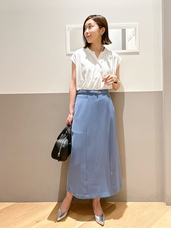 気温調整できトレンド感も作ってくれるTシャツ×ベストのレイヤード | 23度 服装