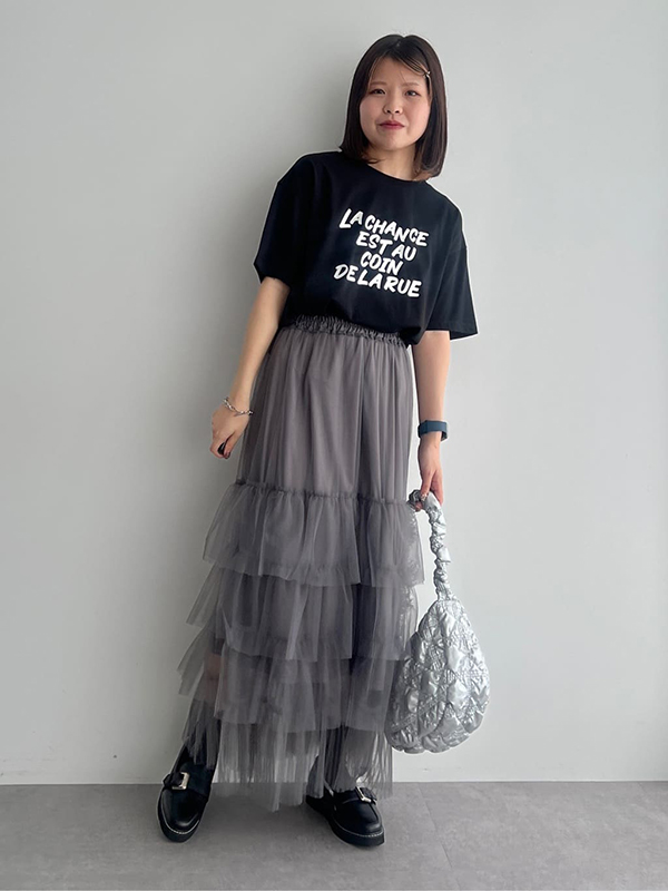 機能性Tシャツとスウェットパンツのラフスタイルにスカーフでアクセントを | 23度 服装