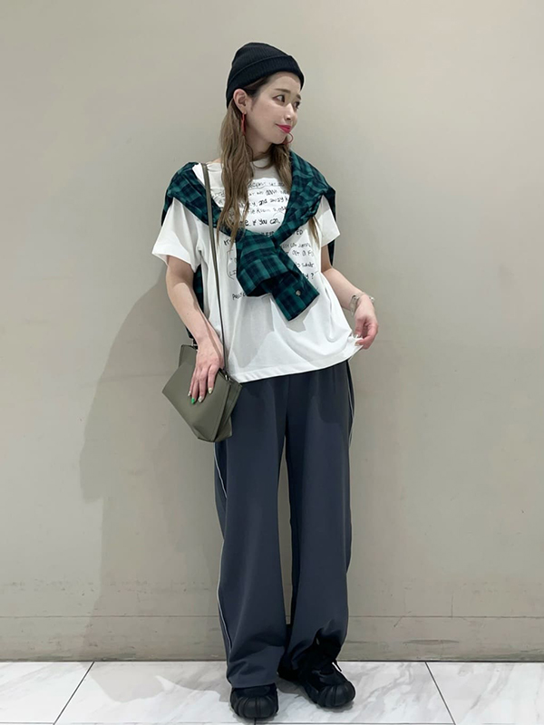 ルーズシルエットのカーディガンをトップス風に着こなしトレンド感を | 23度 服装