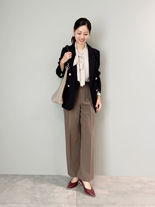 着映えと風通しの良さを両立するトレンドのボウタイ半袖ブラウス | 23度 服装