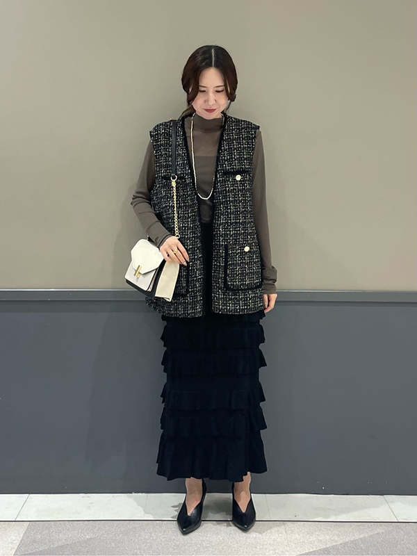 秋色カーディガン×ピンストライプパンツでシーズンムードを一気に加速 | 23度 服装