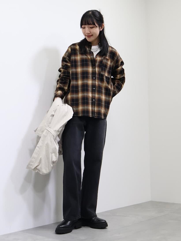 シルエットやデザインでグッとこなれ感が増すカーディガン&シャツのレイヤード | 23度 服装