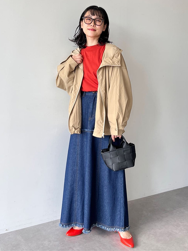 程よい女性らしさが鍵になるマウンテンパーカーの正解コーデ| 気温10度　服装