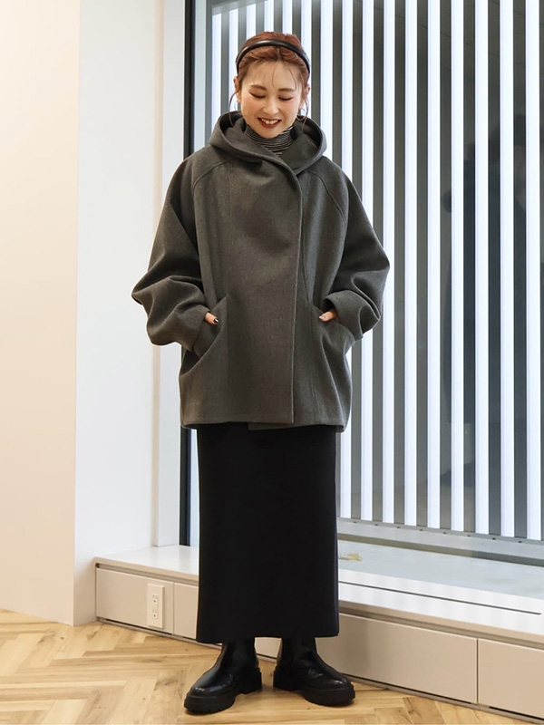 フーディーコクーンコート×タイトスカートの旬なメリハリバランスコーデ| 気温10度　服装