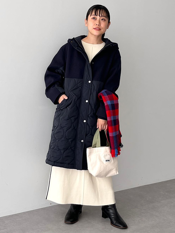 技ありデザインのフードコート×ニットワンピの洗練モノトーン| 気温10度　服装