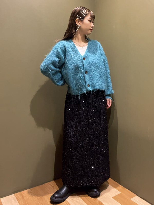 シャギー素材とショート丈でトレンド感たっぷりのカーディガンスタイル| 気温10度　服装