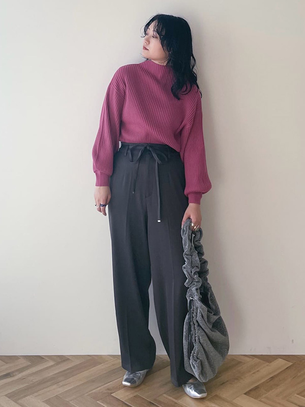 ピンクを大人仕様に昇華させるグレー合わせのニットコーデ| 気温10度　服装