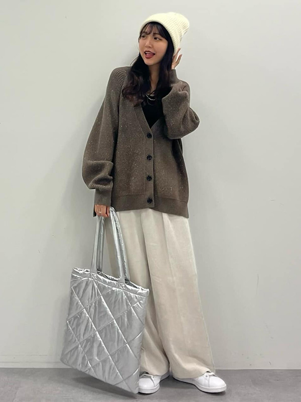 ボーイッシュになり過ぎないコーデが完成するアイボリーのニット帽| 気温10度　服装