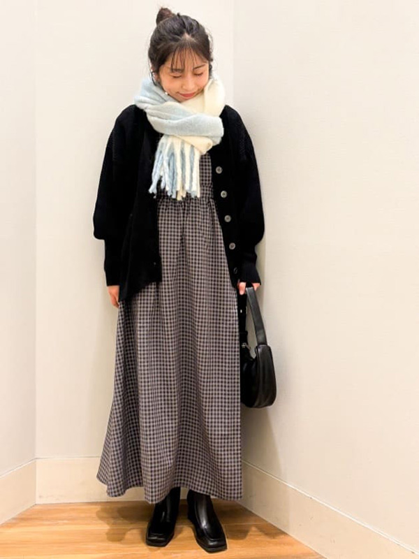 淡めカラーでガーリーなボリュームマフラーは小顔効果も手に入る| 気温10度　服装