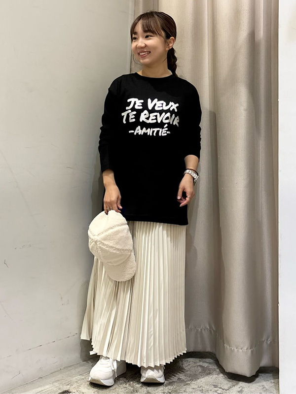 エッジの効いたロゴカットソーは1枚でもインナーとしても使える万能選手| 気温10度　服装