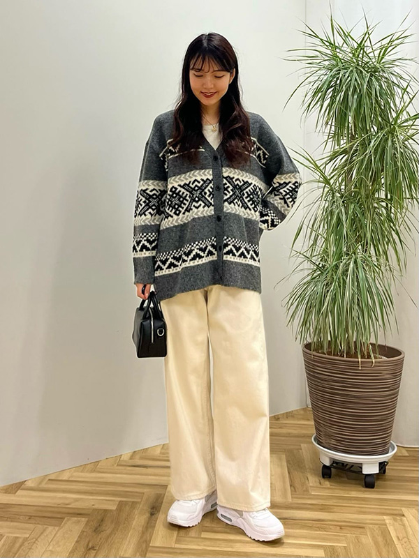 季節感と上品さを両立させるノルディック柄カーディガンのカジュアルコーデ| カーディガン コーデ