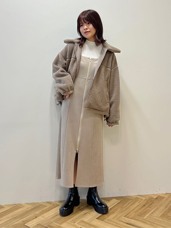 スッキリまとまるグレーベージュのきれいめワンカラーコーデ | ボアコートコーデ