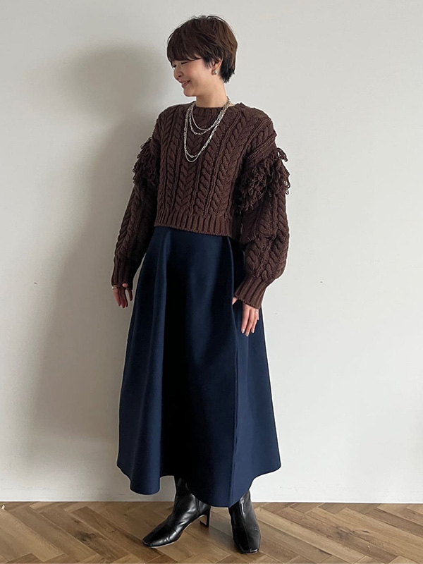 知的な印象のダークブラウン×ネイビーで大人なスカートスタイルに | 冬服 レディース