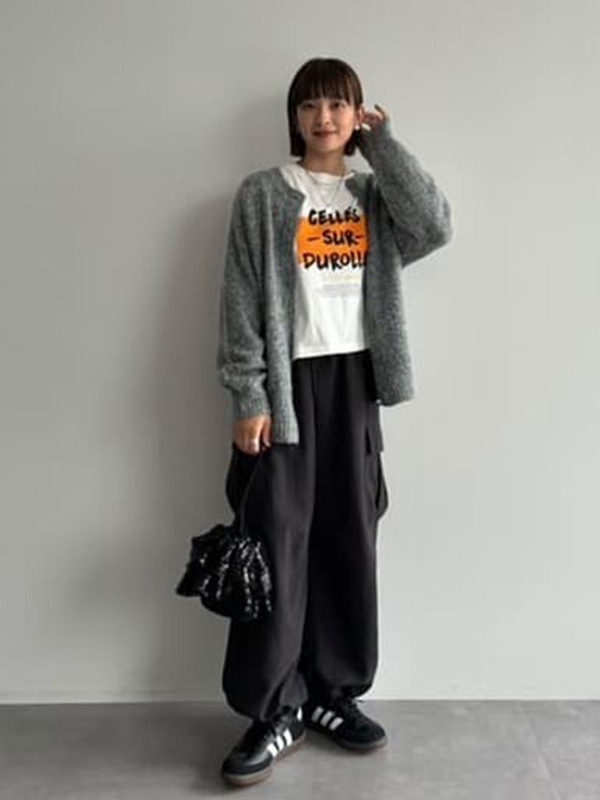 カジュアルデザインのパンツもスエード素材なら大人シックに | 冬服 レディース