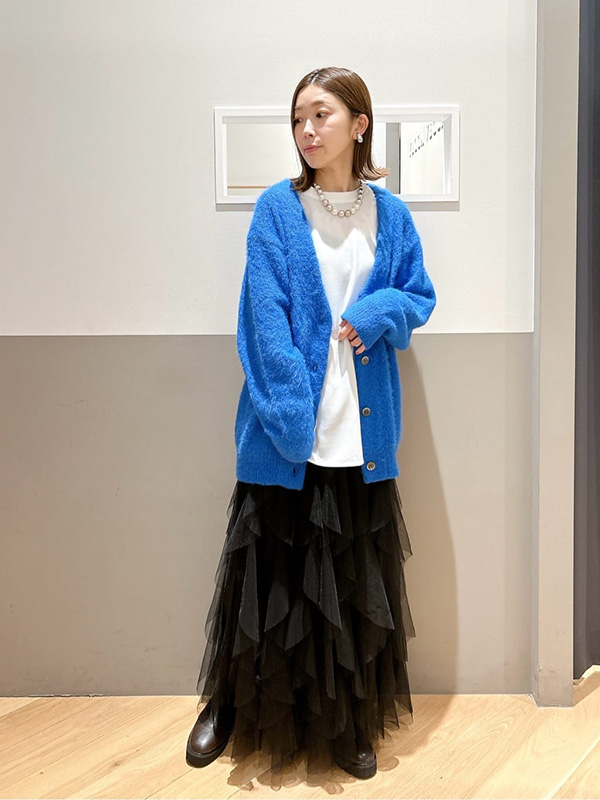 ラフに着ても様見えするシャギー素材のニットカーデスタイル | 冬服 レディース