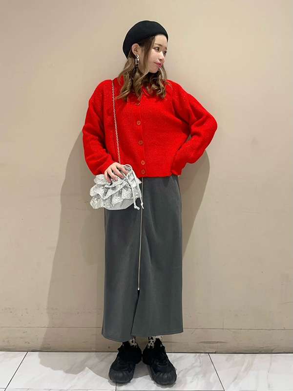 冬服コーデを鮮やかに彩るメリハリカラーのレッド | 冬服 レディース