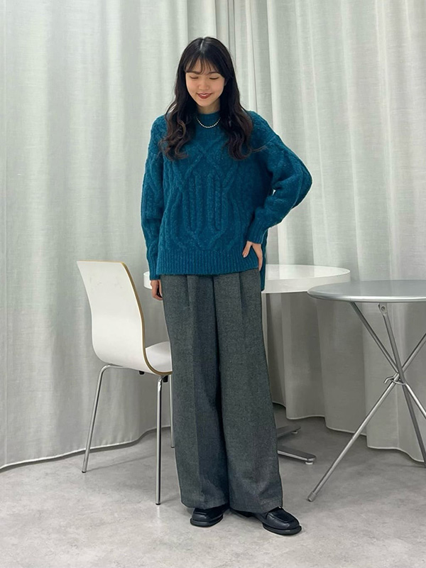 シンプルなワンツーコーデも絶妙グリーンのニットで映える | 冬服 レディース