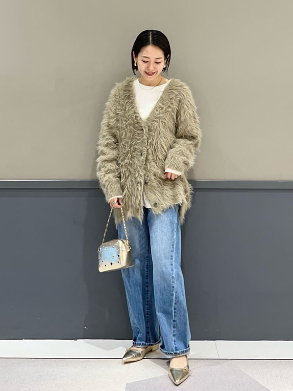デニムスタイルをトレンド素材のカーディガンでアップデート | 冬服 レディース