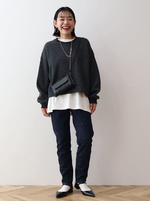 スウェット×カットソーのレイヤードで体型カバーとこなれ感を両立 | 冬服 レディース