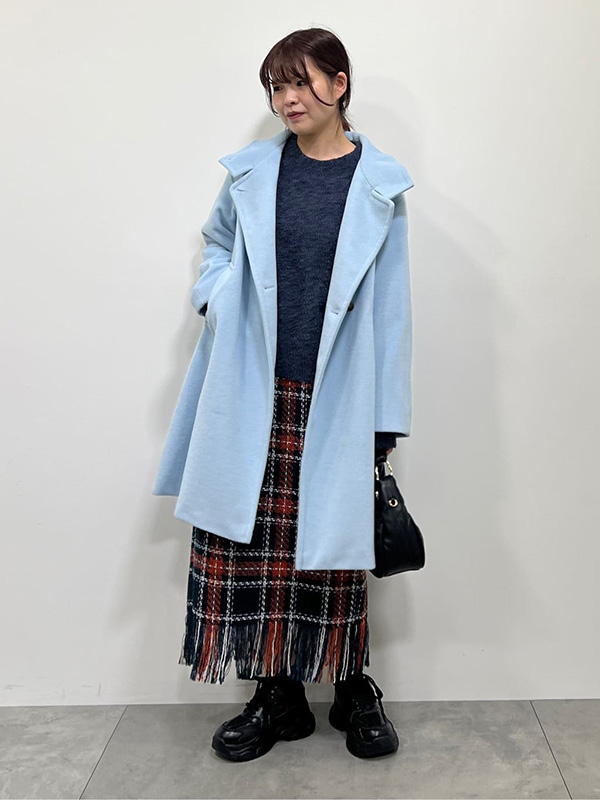 上品で華やかな冬コーデが完成するブルーのロングコート | 冬服 レディース