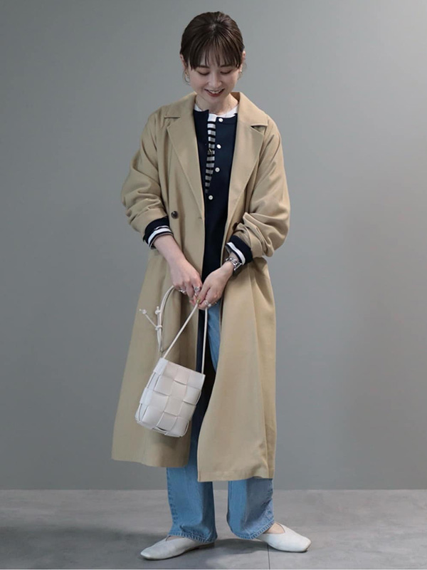 季節の移行時期に活躍するトレンチのナチュラルきれいめスタイル | 14度 服装