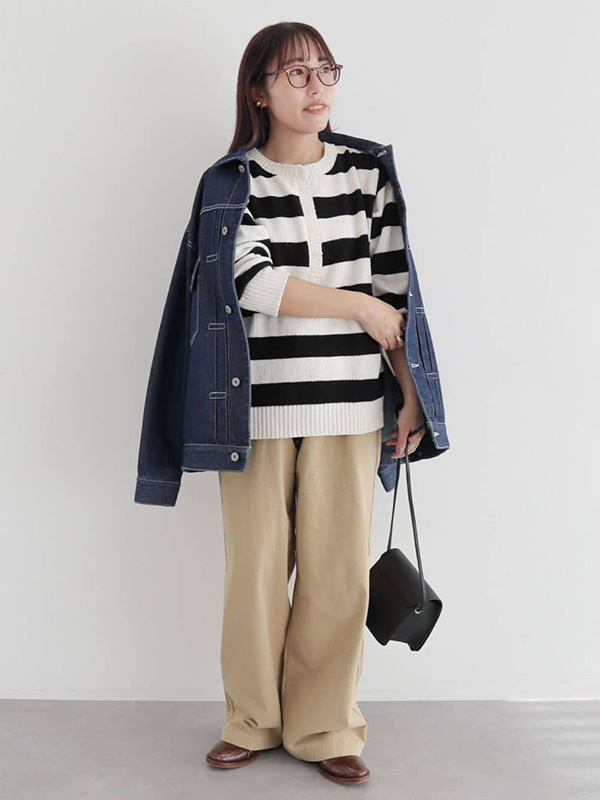 オーバーサイズのデニムジャケットはラフに肩掛けして抜け感を | 14度 服装