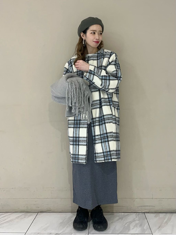 華やかで爽やかな寒色チェック柄アウターの大人スカートコーデ | 14度 服装
