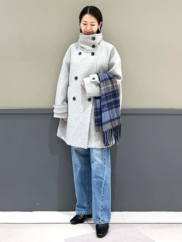 デニムコーデを今季らしくドレスアップさせるスタンドカラーコート | 14度 服装