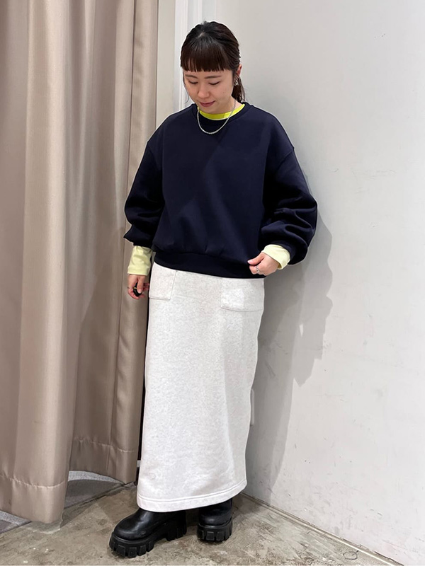 コーデがグッとこなれるカットソーのチラ見せレイヤード | スウェット コーデ