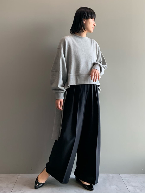 デザインスウェットはきれいめパンツで受け止め大人モードに | スウェット コーデ