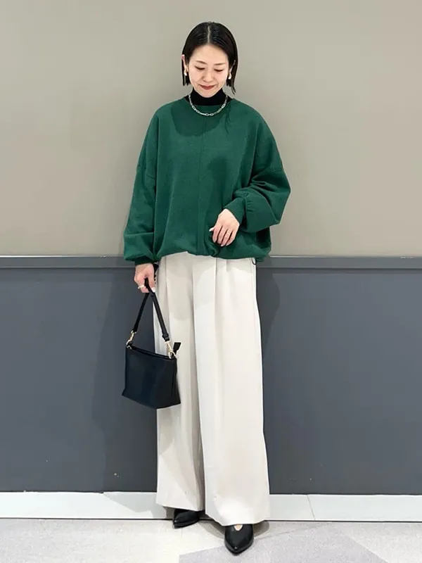 ニット同士の重ね着と深めカラーで秋ならではの大人コーデ | 17度 服装