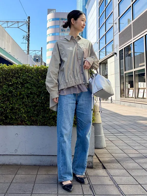 デザイン性の高いシャツを主役にしたシンプルおしゃれなデニムコーデ | 17度 服装