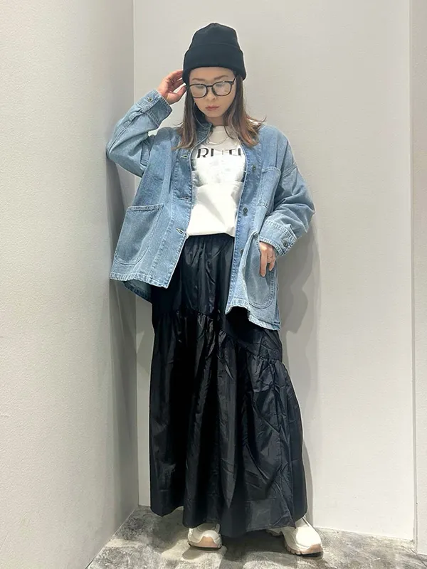 デニムのライトアウターとモードなスカートのミックスカジュアル | 17度 服装