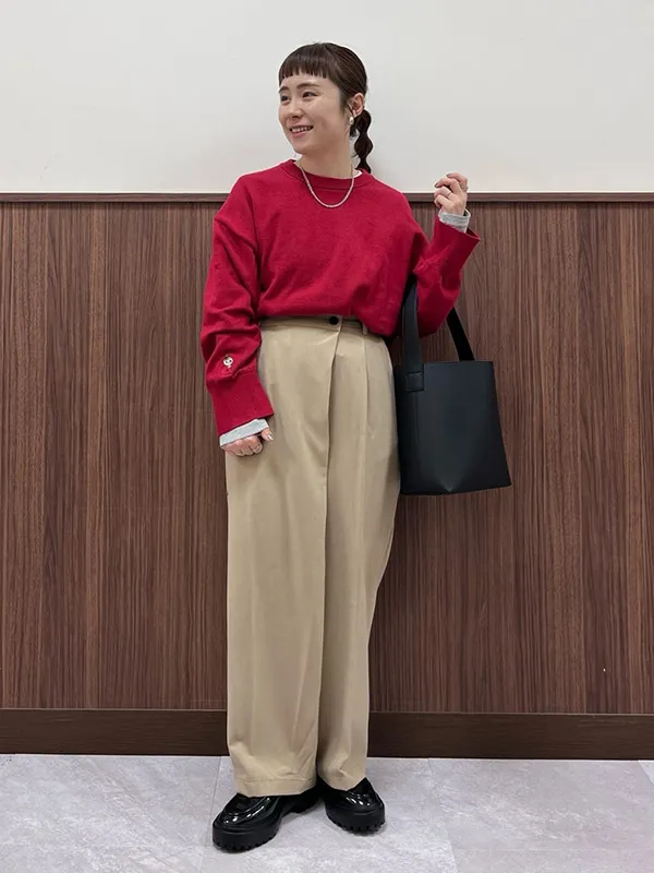 シンプルな中に小技が際立つ着こなしのニット×パンツコーデ | 17度 服装