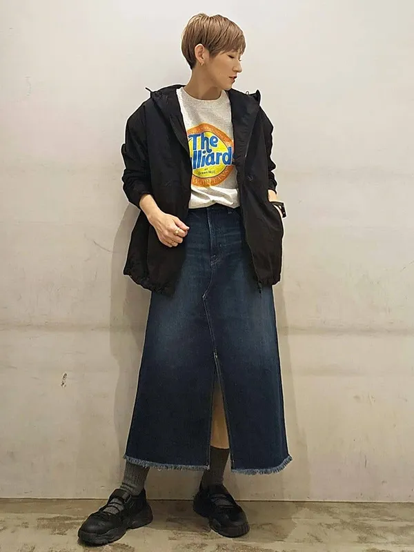 テック風ライトアウターはスカート合わせで抜け感コーデに昇華 | 17度 服装