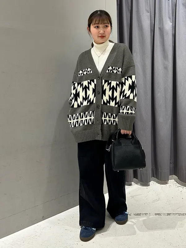 トップス風に着たニットカーデで作る縦長シルエットコーデ | 17度 服装