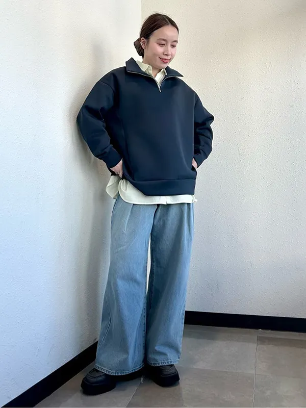一気に今っぽさが増すジップアップトップスの大人レイヤード | 17度 服装