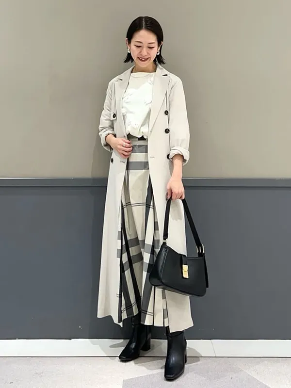 洗練トレンチコートでエレガントに仕上げたスカートスタイル | 17度 服装