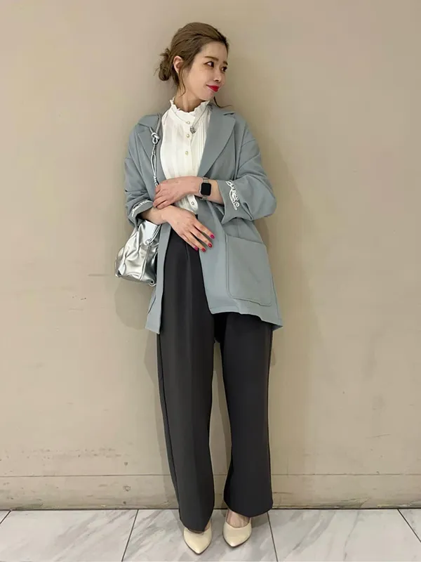 明るいカラーのゆったりジャケットでこなれるきれいめコーデ | 17度 服装