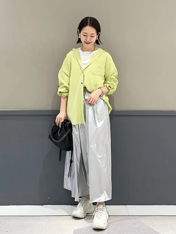 顔周りを華やか＆明るく彩るライトグリーンのシャツコーデ | 春 コーデ