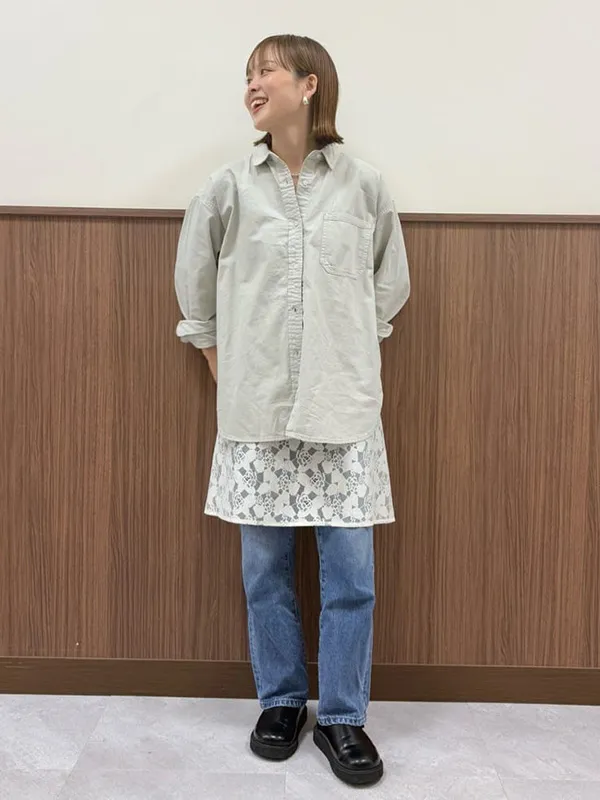 シャツ×デニムのラフカジュアルに巻きスカートで今っぽさを | 春 コーデ