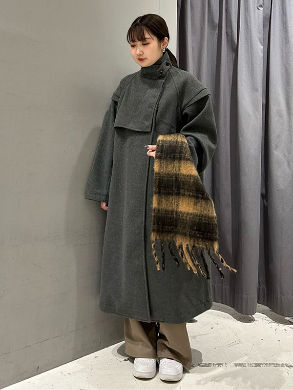 シンプルコーデも上品なテイストに仕上がるスタンドカラーコート | 気温10度 服装