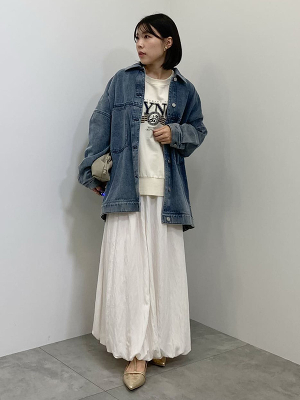 デニムジャケットはオーバーサイズで今期らしくアップデート | 気温10度 服装